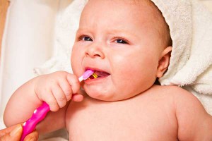 Как помочь ребенку когда режутся зубы?